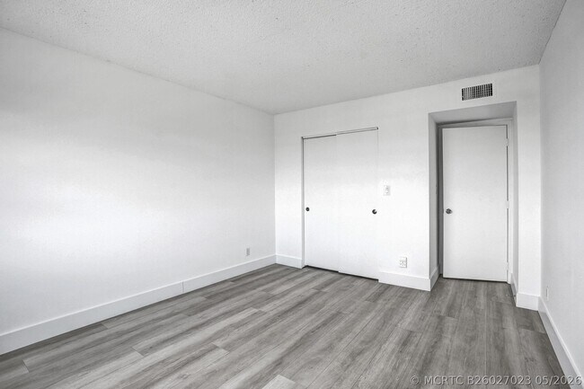 Building Photo - 900 NE 18th Ave