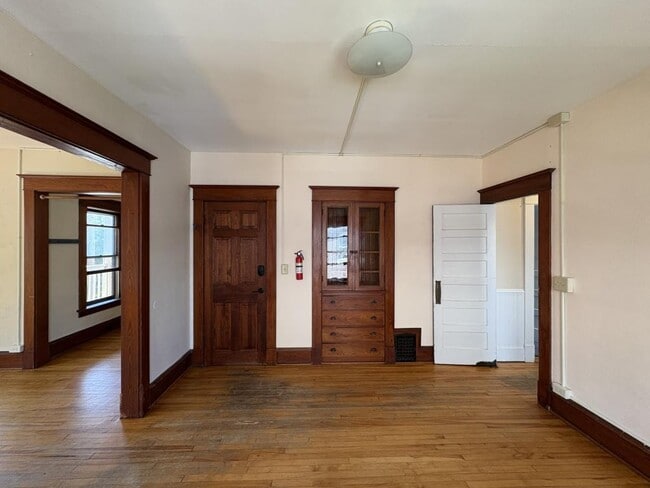 Building Photo - 48 Monroe St