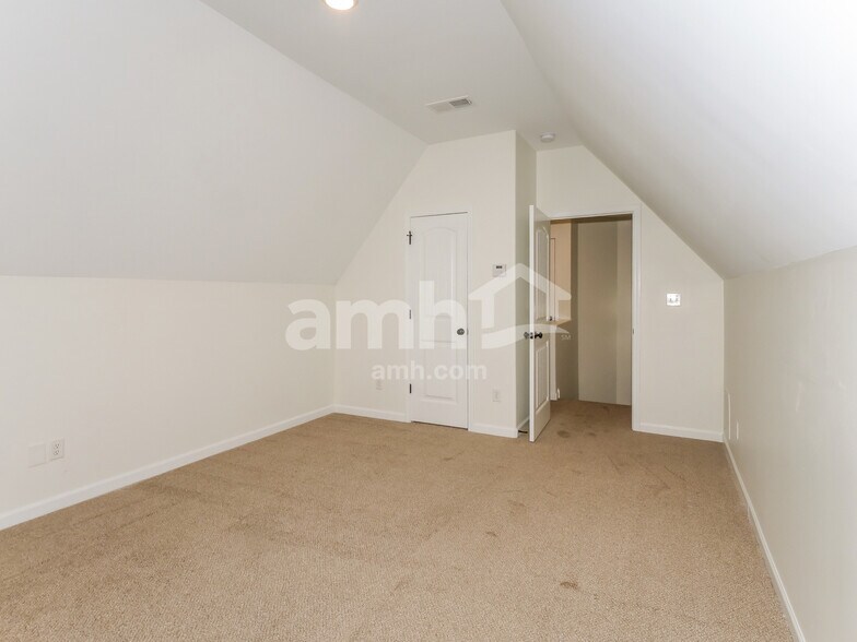 Building Photo - 45 Donna Lyn Dr