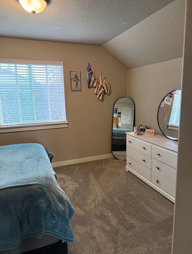 Building Photo - Beautiful 4-bdr with Bonus Loft and 3-car garage in Sisters!