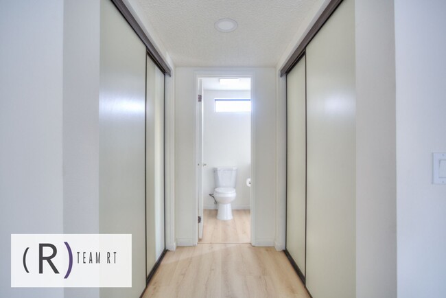 Building Photo - A Newly Renovated Contemporary Condo in Gl...