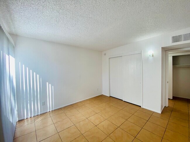 Building Photo - Spacious Townhome Style Home with Large Ya...