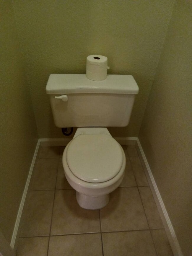 Building Photo - Gated: Single Story Heritage Oaks 3 Bedroom Plus Office/Den 3 Car Garage with lots of built in fo...