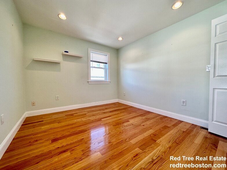 Building Photo - 62 Dunboy St