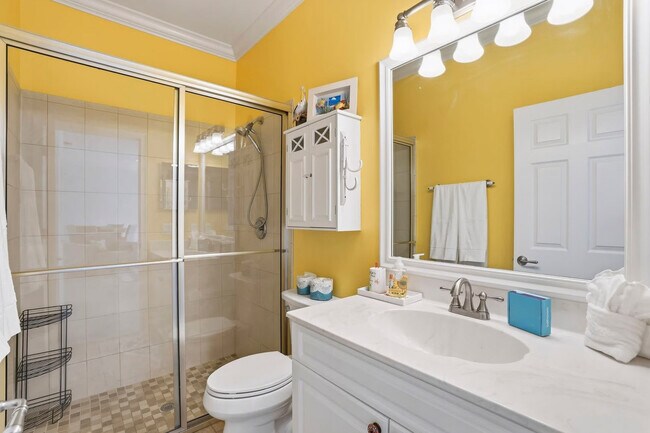 Building Photo - 3011 Pine Tree Dr