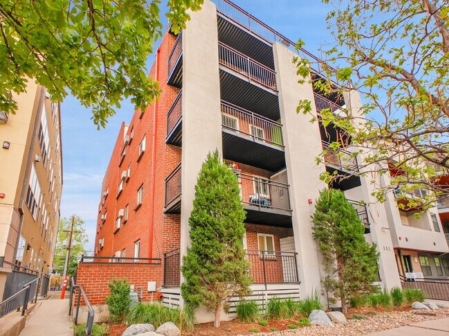 Building Photo - $1,625 - 1 Bed 1 Bath Condo Available Near...
