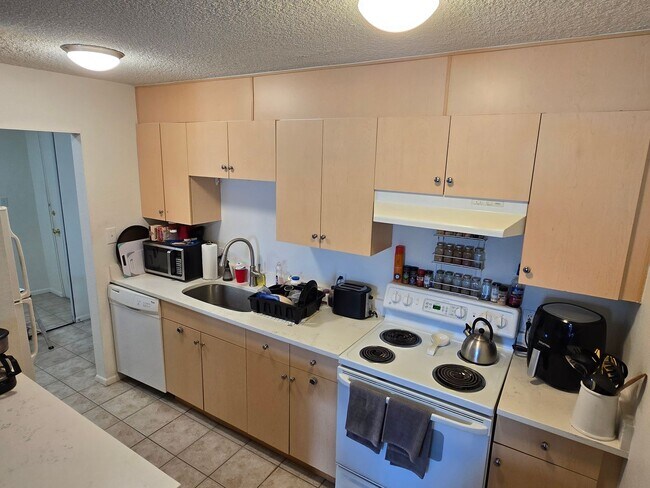 Building Photo - Charming 1-Bedroom Condo in the Heart of Denver's University Neighborhood