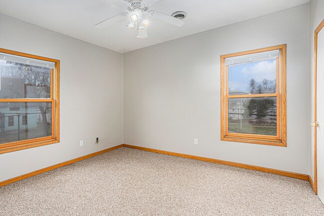 Building Photo - West Lovell 2-Bed/1-Bath upstairs apartmen...