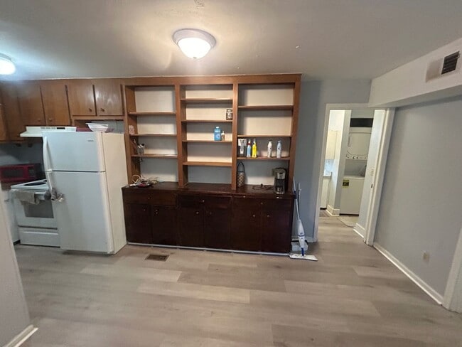 Building Photo - 2-bedroom, 1-bathroom home located in the heart of Columbia!