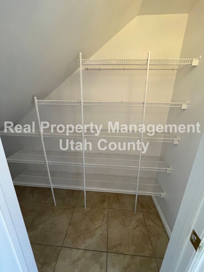 Building Photo - Stunning Townhome in Lehi