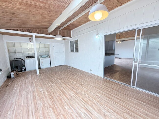 Building Photo - 1427 Puanakau St