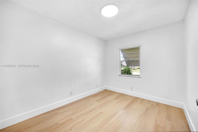 Building Photo - 304 SW 77th Ave