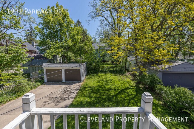 Building Photo - Updated Cleveland Hts. Colonial