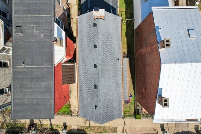 Building Photo - 340 W 9th St