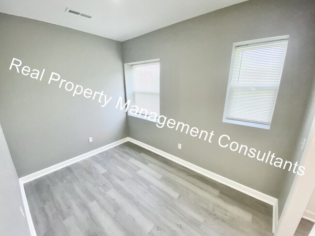 Building Photo - Renovated 3-Bedroom Home! Deposit Free Living Available via Obligo