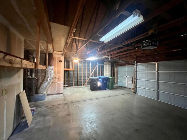 Building Photo - Single story with 3 car garage!