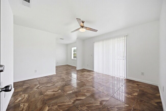 Building Photo - 5608 S Manhattan Ave