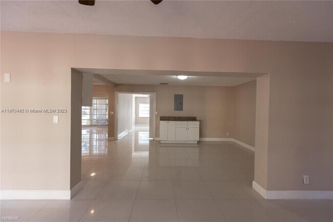 Building Photo - 4 br, 3.5 bath House - 4905 Harrison St # ...