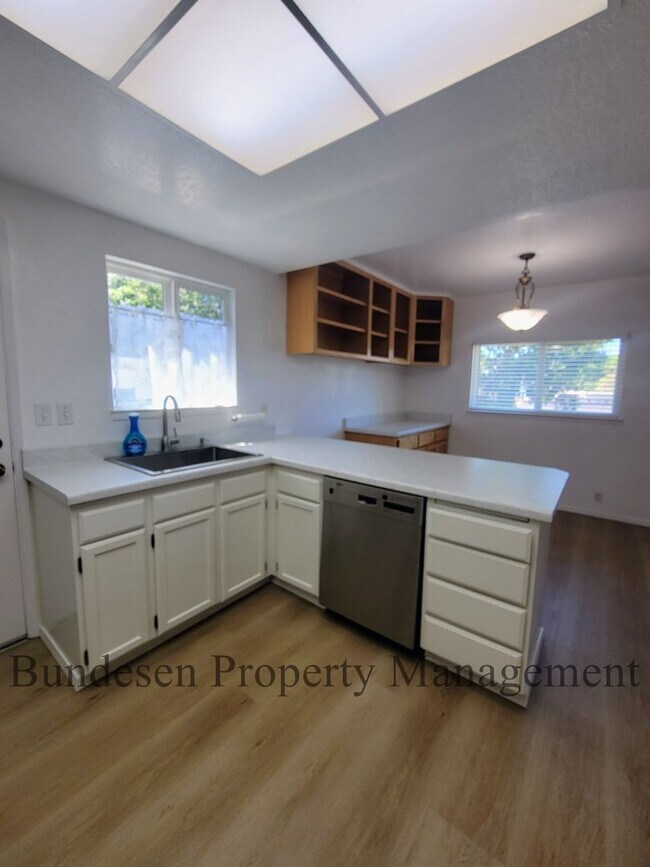 Building Photo - Spacious Westside 5BR Home in Petaluma - E...