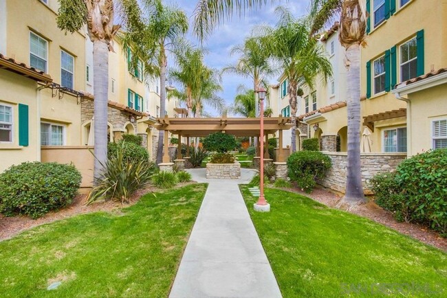 Building Photo - Beautiful 3 BD, 3.5 BA Detached Townhouse ...