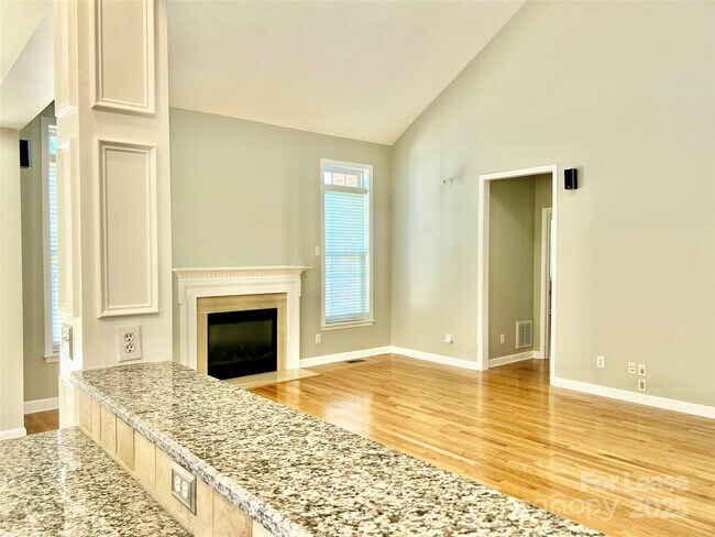 Building Photo - 811 Deercross Ln