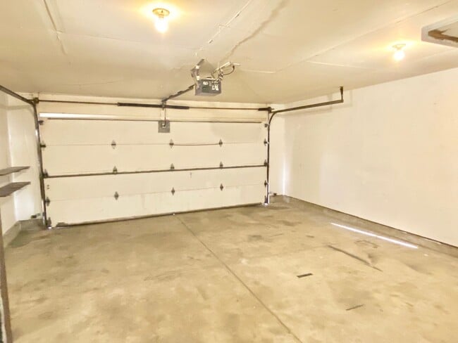 Building Photo - 562-564 Jocelyn Drive