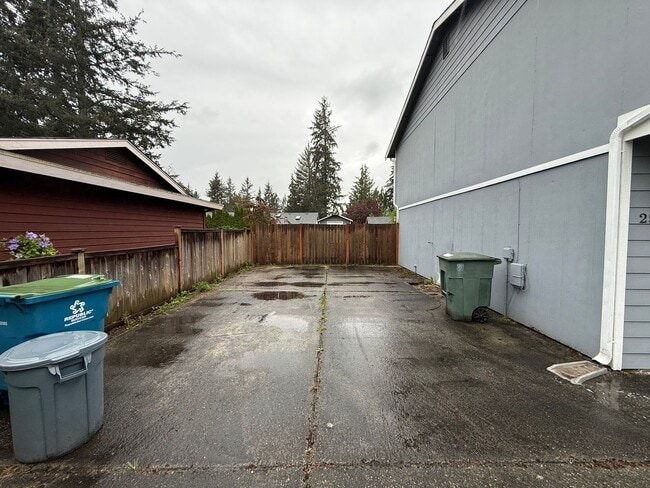 Building Photo - Beautiful Split-Entry 4 Bed 3 Bath Home Fully Fenced Yard