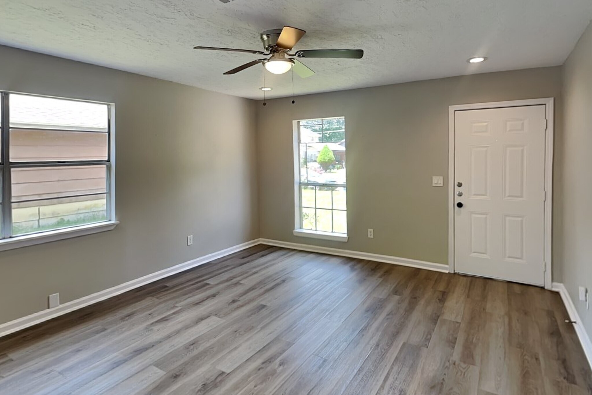Building Photo - 8730 Valley Pond Ct