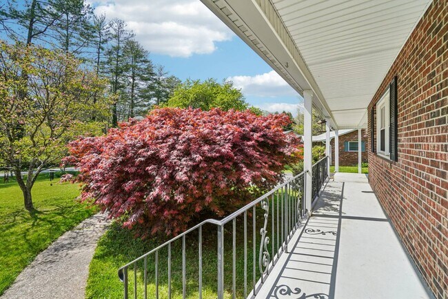 Building Photo - 710 Heatherwood Dr