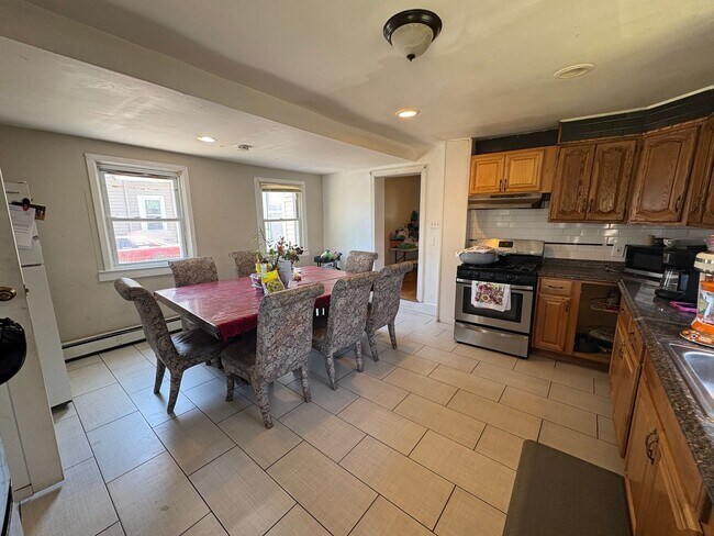 Building Photo - Large 5 Bedroom 2 Bathroom Single Family H...