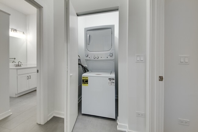 Building Photo - 2029 N Damen Ave