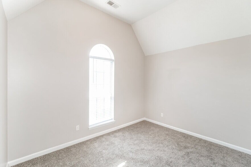 Building Photo - 2848 Pinnacle Dr