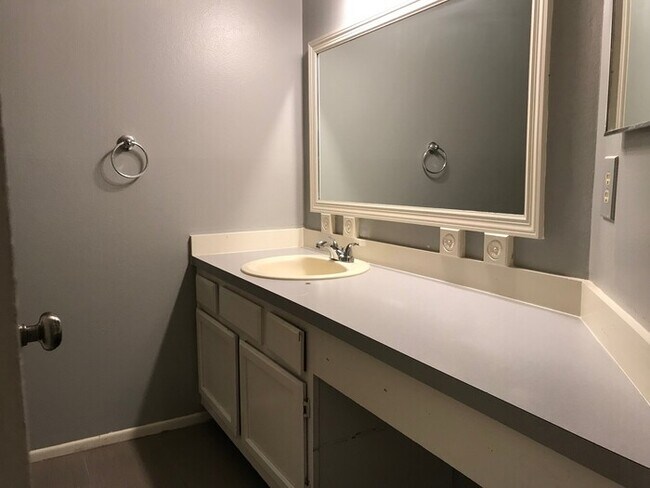 Building Photo - Convenient 2/2 Orlando Condo – Water & Garbage Included!