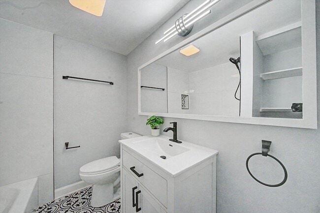 Building Photo - 1511 N Linder Ave