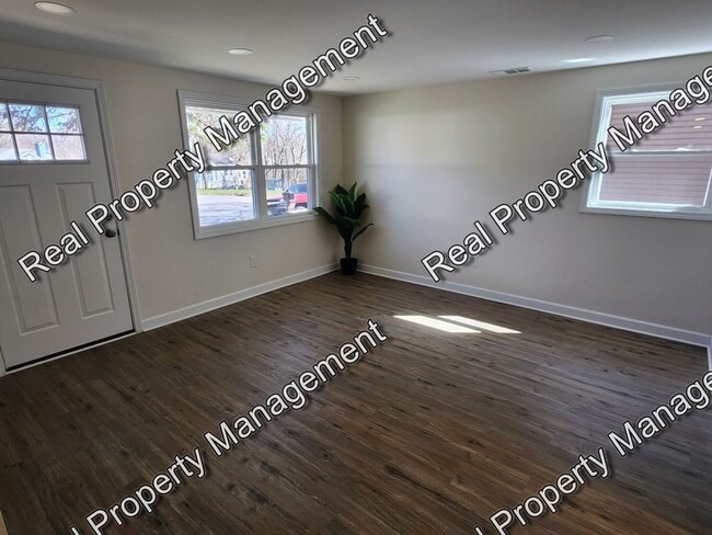 Building Photo - Updated Three Bedroom Ranch