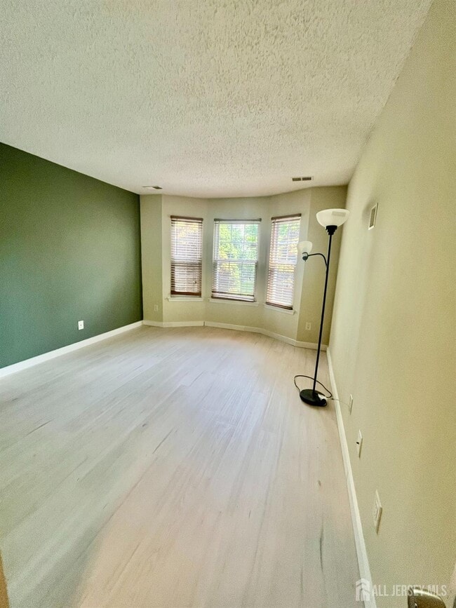 Building Photo - 11 Tanglewood Ct