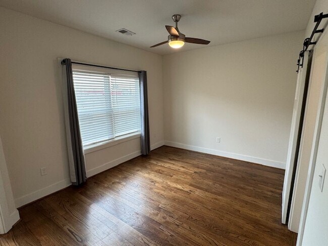 Building Photo - Coming Soon! Nice townhome in convenient East Nashville location!