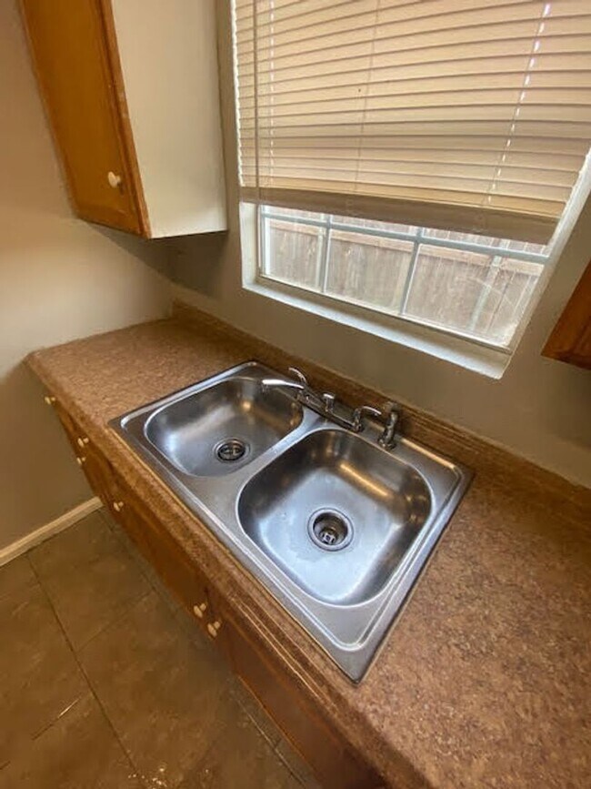 Building Photo - COME TOUR THIS NICE 2 BEDROOM 1 BATH DUPLE...