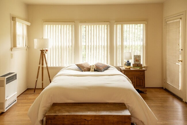 Building Photo - PRICE REDUCTION! 1320 1/2 E. Colton Ave. Cozy 1 bedroom, 1 bathroom Redlands Cottage!