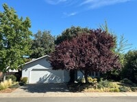 Building Photo - Culdesac Home Near Parks & Schools