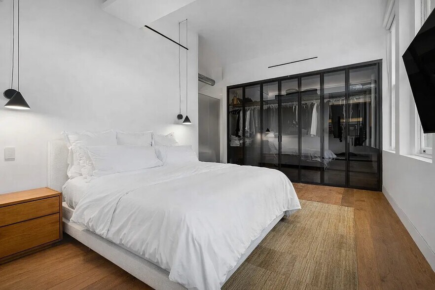 Building Photo - 640 Broadway