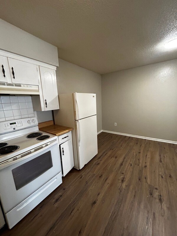 Building Photo - 1411 W Maple Ave