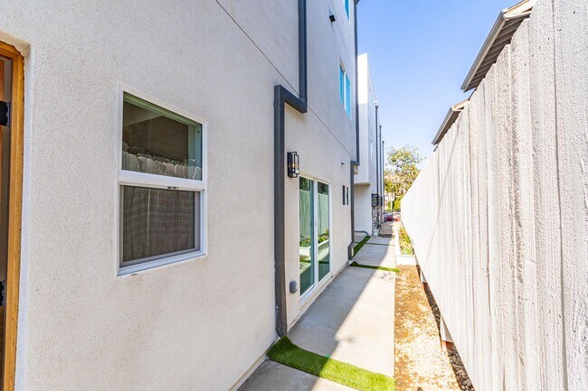Building Photo - 5253 Agnes Ave