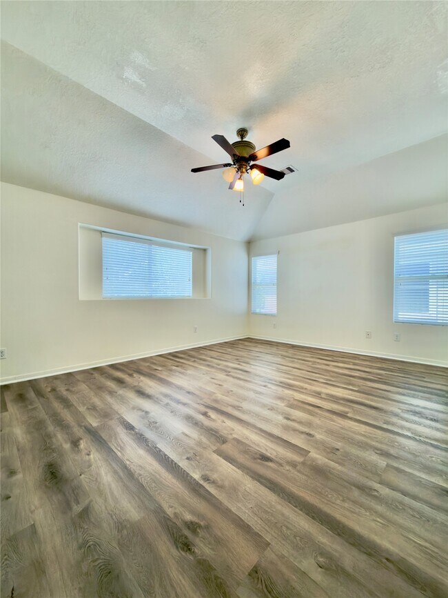 Building Photo - 4935 Fair Oak Dale Ln