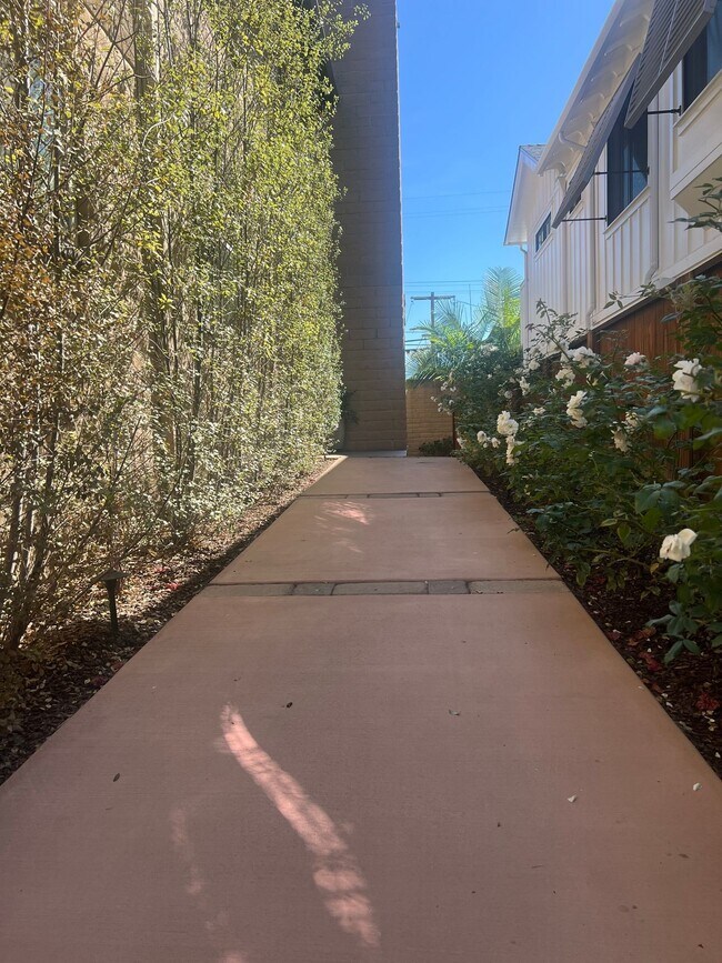 Building Photo - Great Location | Fully Furnished | Pool