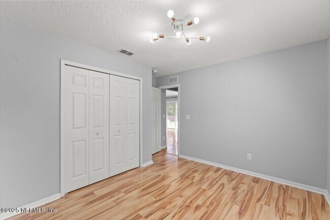 Building Photo - 1333 Lindseys Xing Dr
