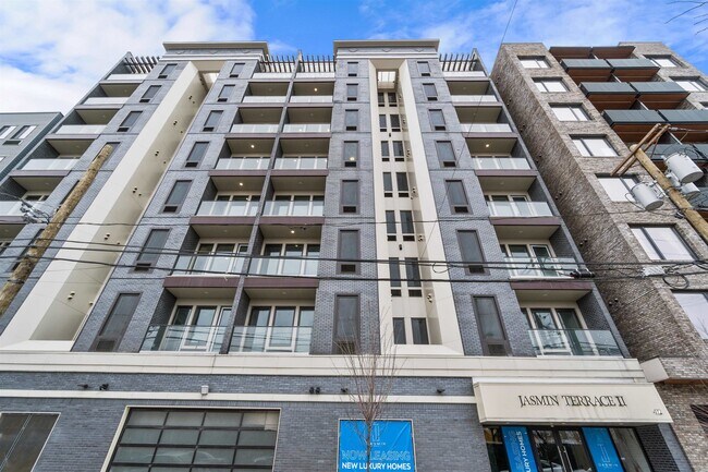 Building Photo - 412 WHITON St