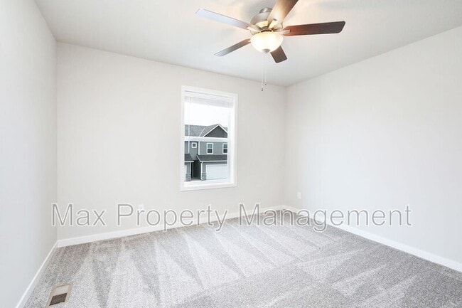 Building Photo - 211 NE Whitetail Dr