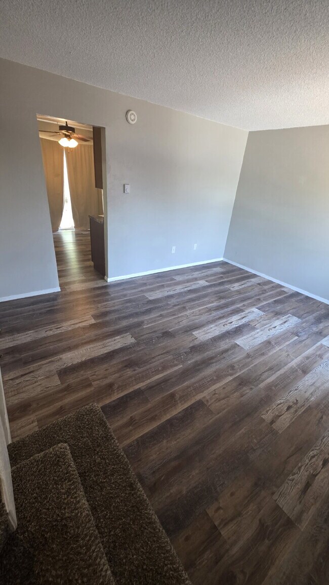 Building Photo - 2 Bed- 1 Bath on Darby West Side