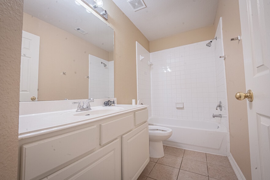 Building Photo - 4522 Oak Shores Dr